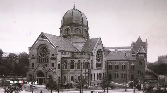 Ein historisches Schwarz-Weiß-Bild zeigt die ehemalige Bornplatzsynagoge.