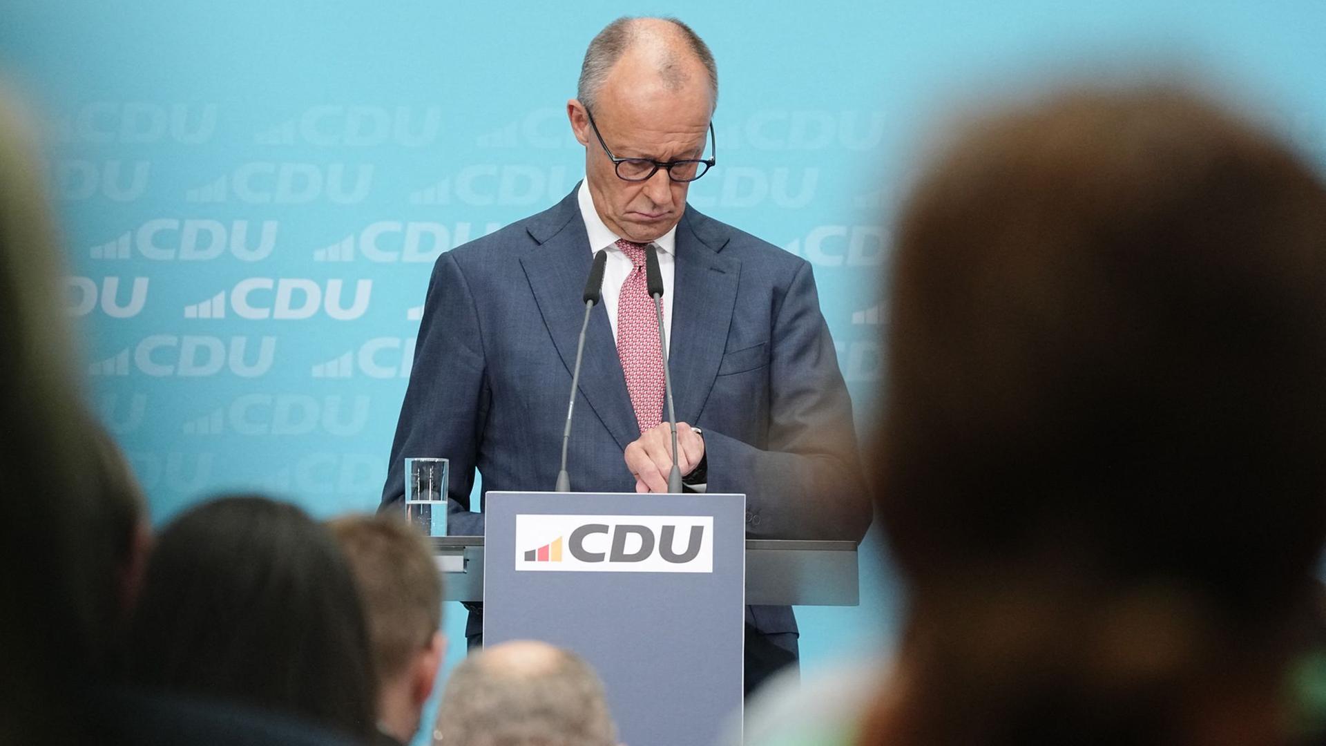 Bundeskanzler Friedrich Merz (CDU) gibt nach der Wahl in MV 2026 eine Pressekonferenz | Kay Nietfeld/dpa