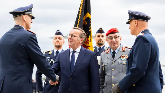 Boris Pistorius (3.v.l, SPD), Bundesminister der Verteidigung, gratuliert Generalleutnant Holger Neumann (l), neuer Inspekteur der Luftwaffe, bei einem Übergabeappell zum Wechsel vom Inspekteur der Luftwaffe auf dem Gelände vom Fliegerhorst Wunstorf.
