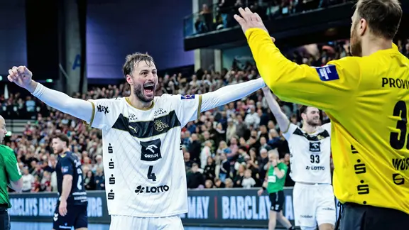 Domagoj Duvnjak (THW Kiel, l.) und Andreas Wolff (THW Kiel, r.) jubeln.