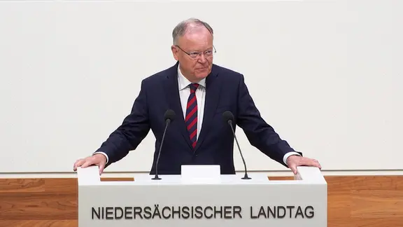 Ministerpräsident Stephan Weil (SPD) gibt im Niedersächsischen Landtag eine Regierungserklärung ab.