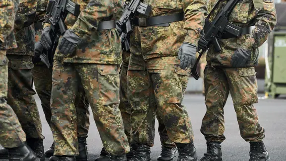 Marschierende Soldaten der Bundeswehr in Tarnuniformen
