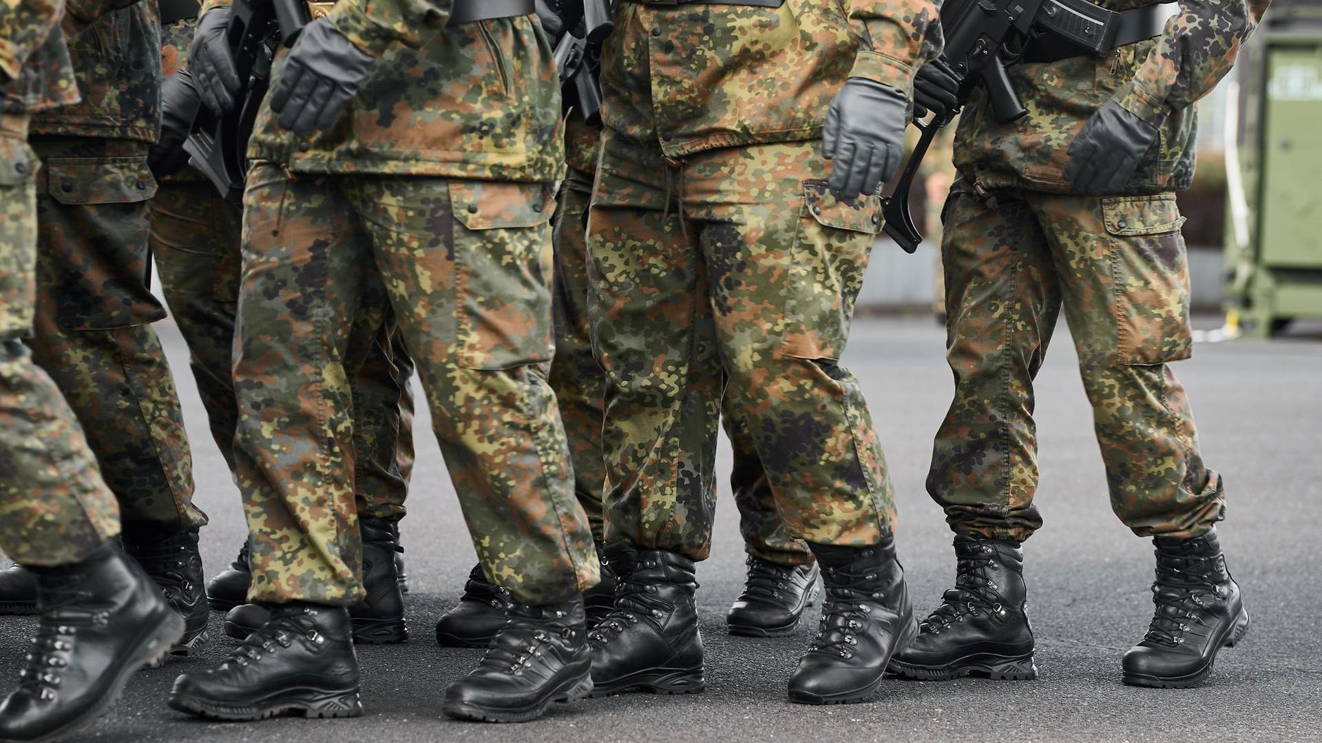 Marschierende Soldaten der Bundeswehr in Tarnuniformen | picture alliance / CHROMORANGE | Michael Bihlmayer, Michael Bihlmayer