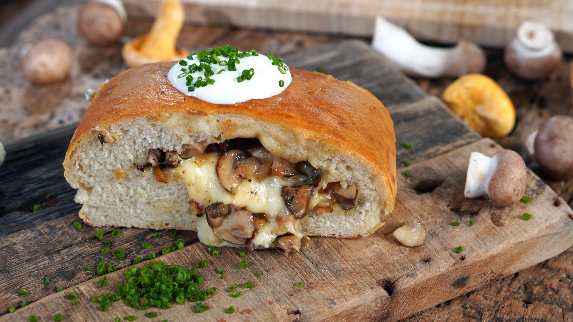 Handbrot mit Pilzen und Käse | NDR/Florian Kruck