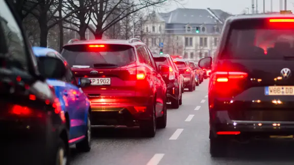 Auf einer Straße staut sich der Verkehr. | picture alliance/dpa | Julian Stratenschulte Auf einer Straße staut sich der Verkehr.