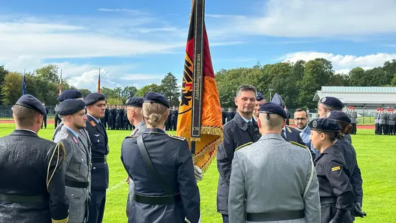 Soldaten der Bundeswehr mit einer Flagge der Bundesrepublik