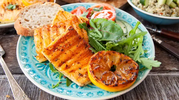 Grillkäse auf einem Teller mit Salat.