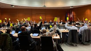 Viele Menschen stimmen im Kreistag ab.