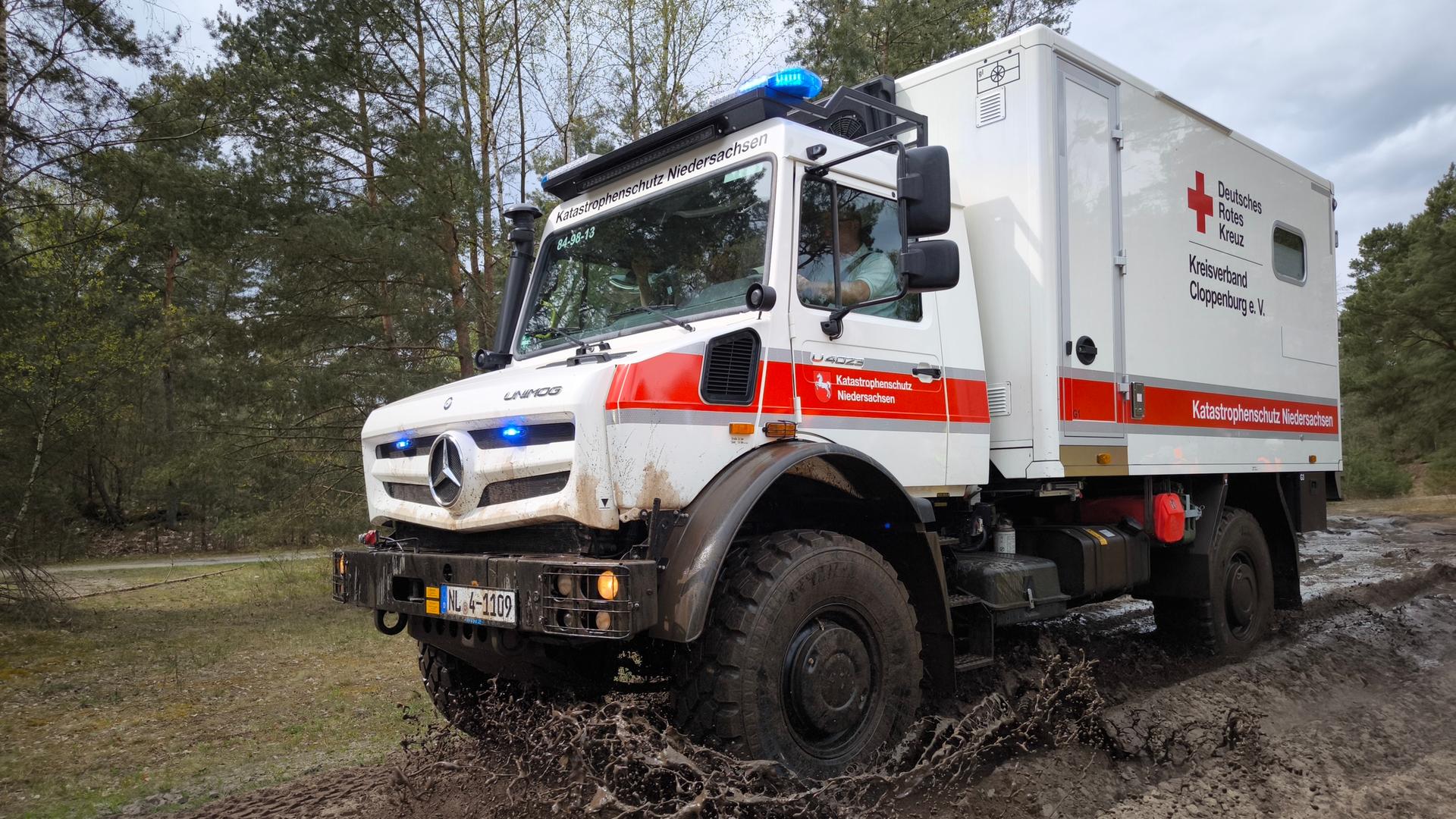 Ein geländegängiger Krankenwagen wird in Celle vorgestellt. | NDR/Yannic Wittenberg