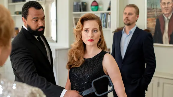 Benefizgala im Gregorowitsch-Haus: Nina Sieveking soll als Undercover-Ermittlerin den Millionär Roman Gregorowitsch ablenken. Doch zuvor muss sie sich der Sicherheitskontrolle durch Gerrit Lange unterziehen. | NDR/ARD/Thorsten Jander Benefizgala im Gregorowitsch-Haus: Nina Sieveking (Wanda Perdelwitz, M.) soll als verdeckte Ermittlerin arbeiten, um den Millionär Roman Gregorowitsch (Tambet Tuisk, r.) abzulenken. Doch zuvor muss sie noch die Sicherheitskontrolle durch Gerrit Lange (Tino Führer, links) über sich ergehen lassen.