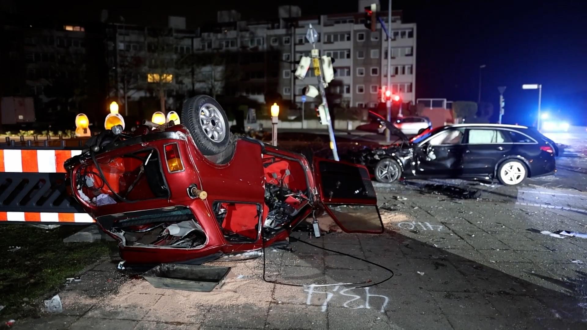 Zwei Autos nach einem sSchweren Unfall in Garbsen | TeleNewsNetwork