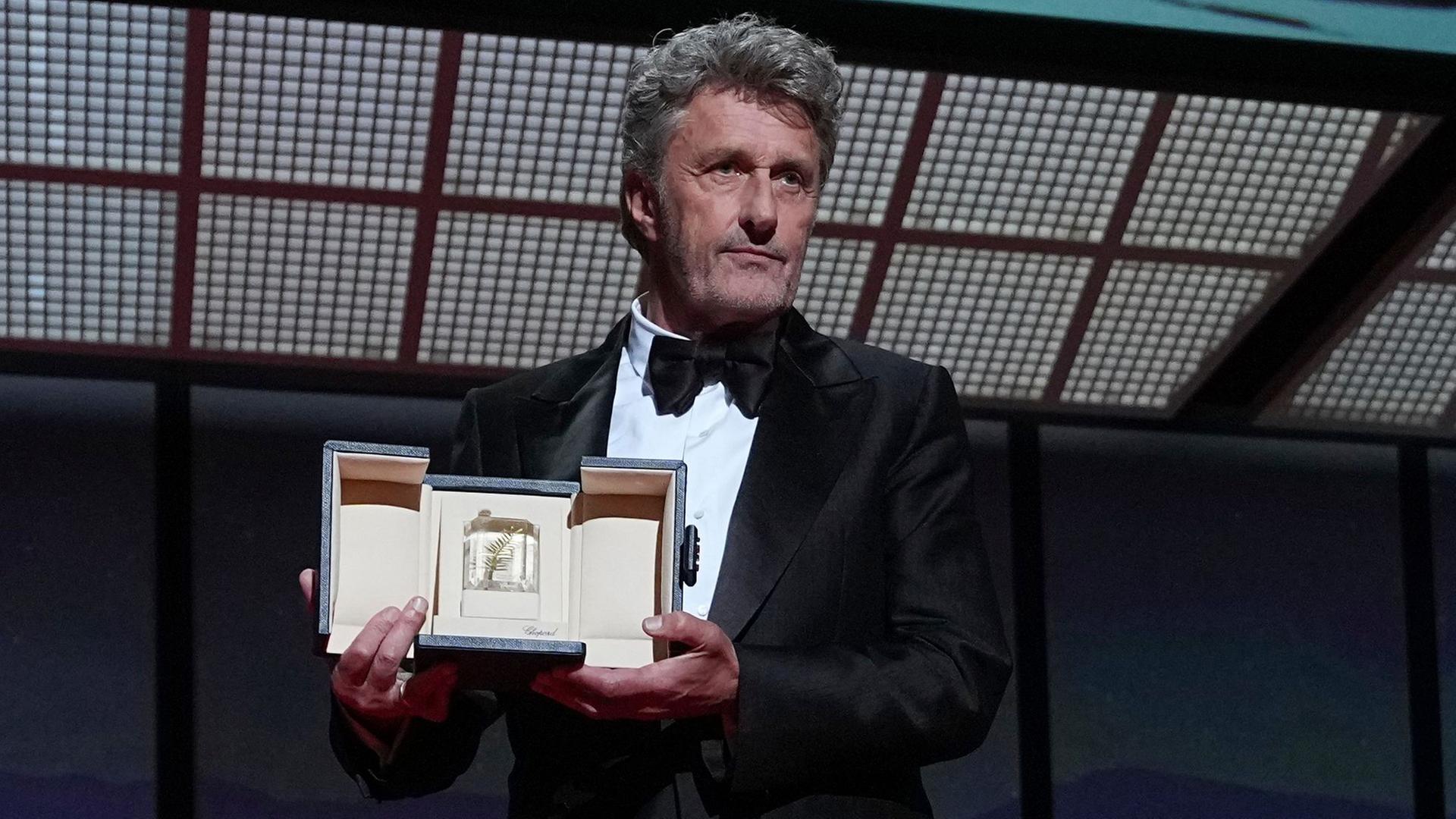 Tilda Swinton überreicht Goldene Palme an Cristian Mungiu und Renate Reinsve