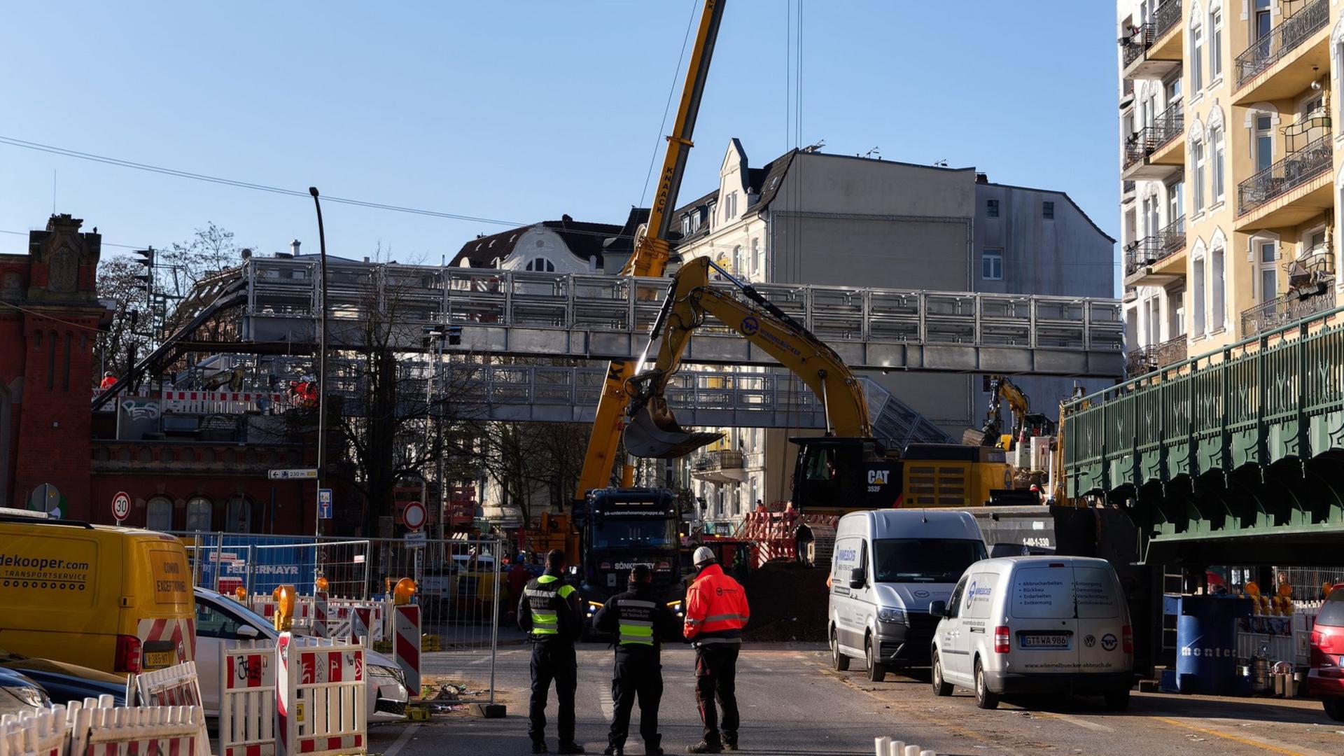 S-Bahnhof Sternschanze: Neue Brückenteile werden eingehoben