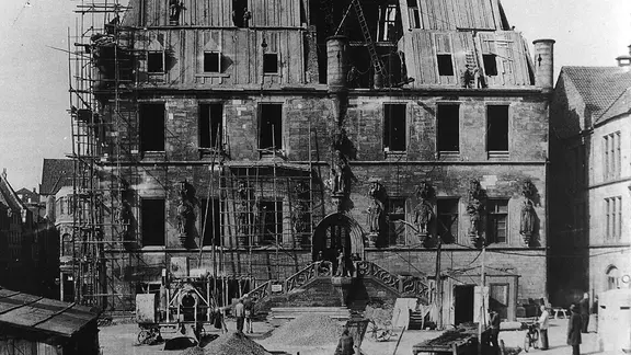 Nach dem Ende des Zweiten Weltkriegs im Jahr 1945 wurde das Osnabrücker Rathaus wieder aufgebaut. Viele Teile des Gebäudes wurden stark beschädigt. | Niedersächsisches Landesarchiv Nach dem Ende des Zweiten Weltkriegs im Jahr 1945 wurde das Osnabrücker Rathaus wieder aufgebaut. Viele Teile des Gebäudes wurden stark beschädigt.
