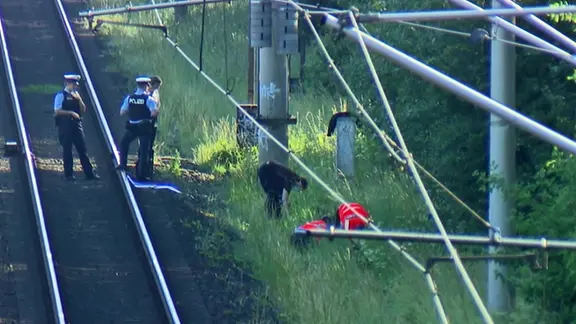 Beamte untersuchen die Brandanschläge auf Signalanlagen der Bahn.
