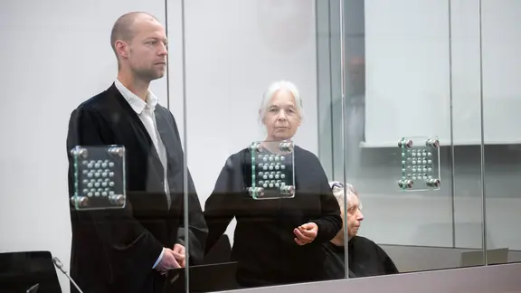 Daniela Klette steht vor Prozessbeginn im Gerichtssaal vom Oberlandesgericht Celle.