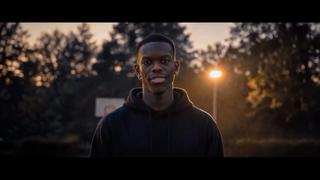 Das Bild zeigt Basketballer Dennis Schröder in einem Video für Niedersachsen.