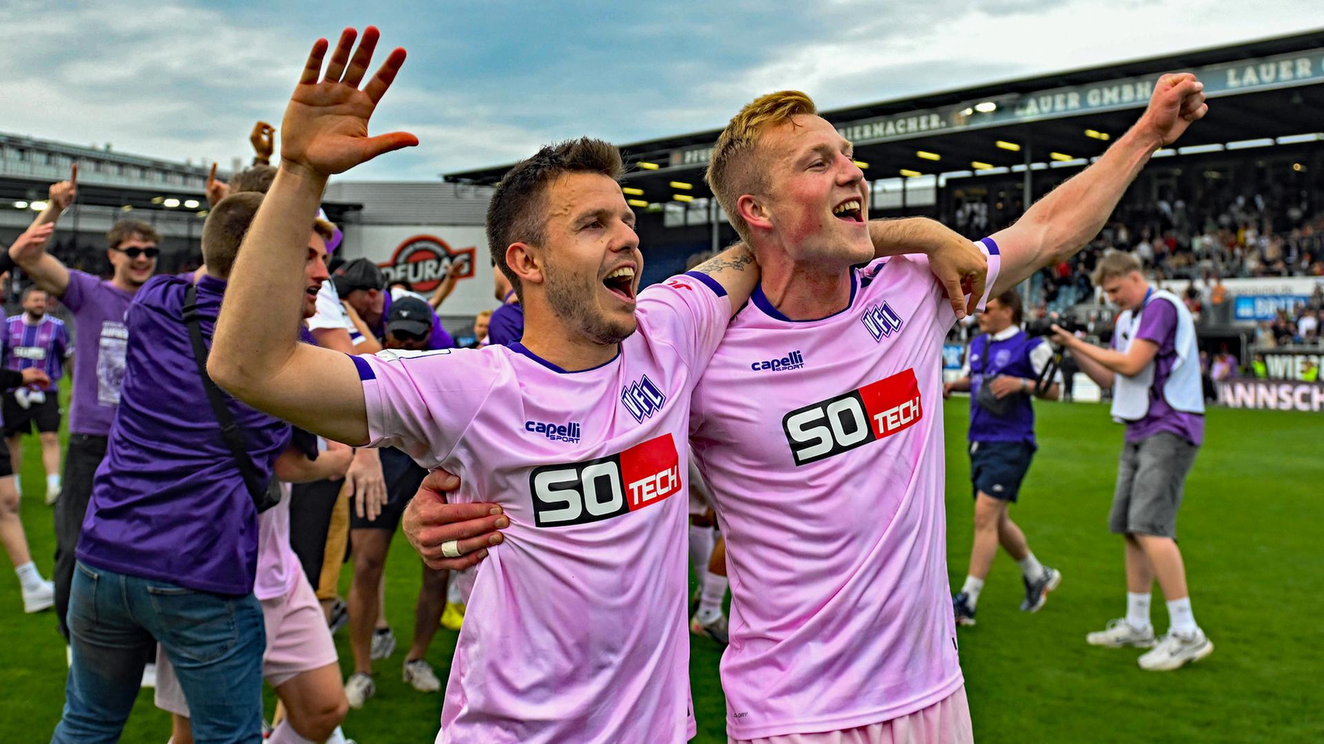 Patrick Kammerbauer (l.) und Niklas Wiemann feiern ihren Aufstieg mit dem VfL Osnabrück | IMAGO/osnapix