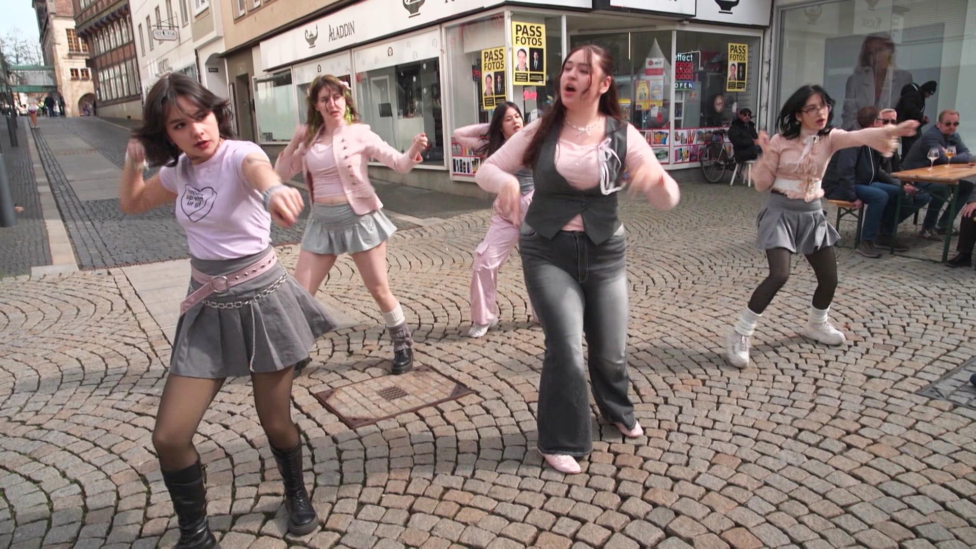 Fünf tanzende Mädchen | Screenshot