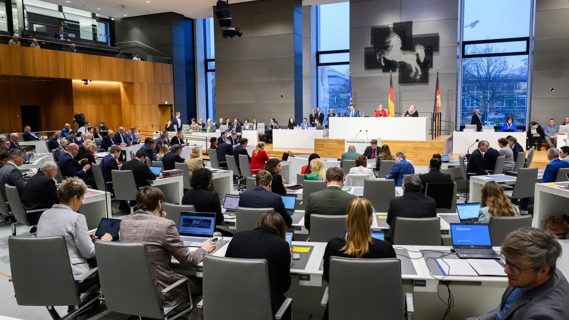 Die Abgeordneten sitzen im niedersächsischen Landtag. | picture alliance/dpa, Julian Stratenschulte