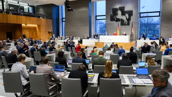 Die Abgeordneten sitzen im niedersächsischen Landtag.