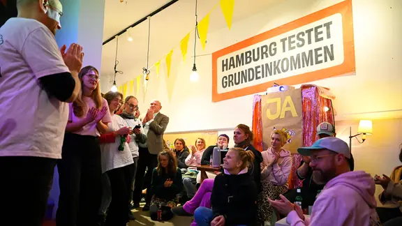 Unterstützer stehen vor der Wahlkampfzentrale der Initiative Unterstützer stehen vor der Wahlkampfzentrale der Initiative