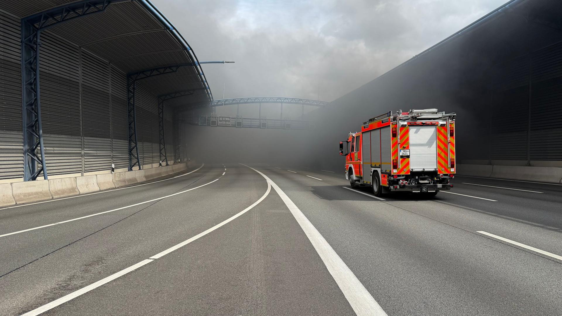 Hamburg-Stellingen: A7 nach Autobrand im Tunnel gesperrt