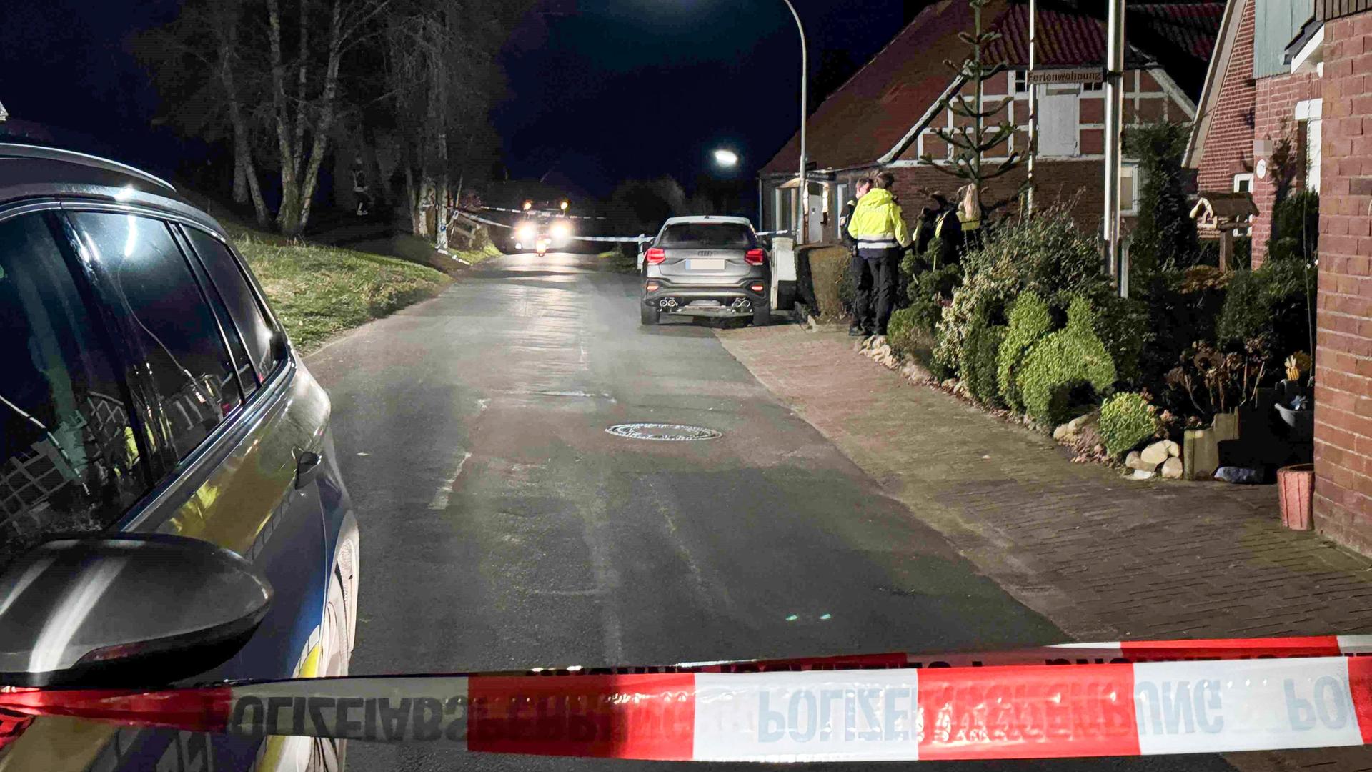 Ein Polizeiband sperrt den Bereich rund um den Tatort in einer Wohnstraße ab. | JOTO