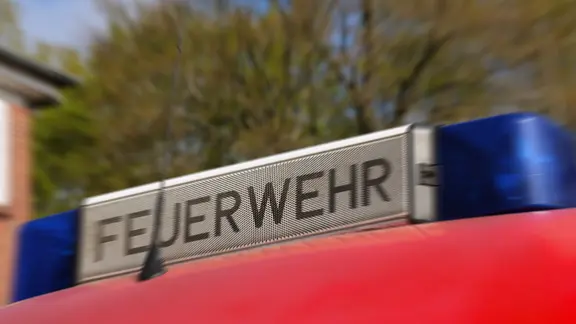 Schriftzug "Feuerwehr" steht auf einem Blaulicht eines Feuerwehrautos.