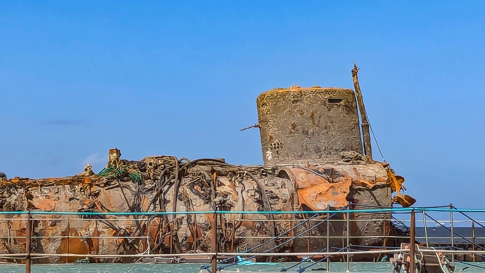 Ein Teil eines mehr als 100 Jahre alten deutschen U-Boot-Wracks liegt im Hafen von Cuxhaven. | NDR, Sebastian Duden