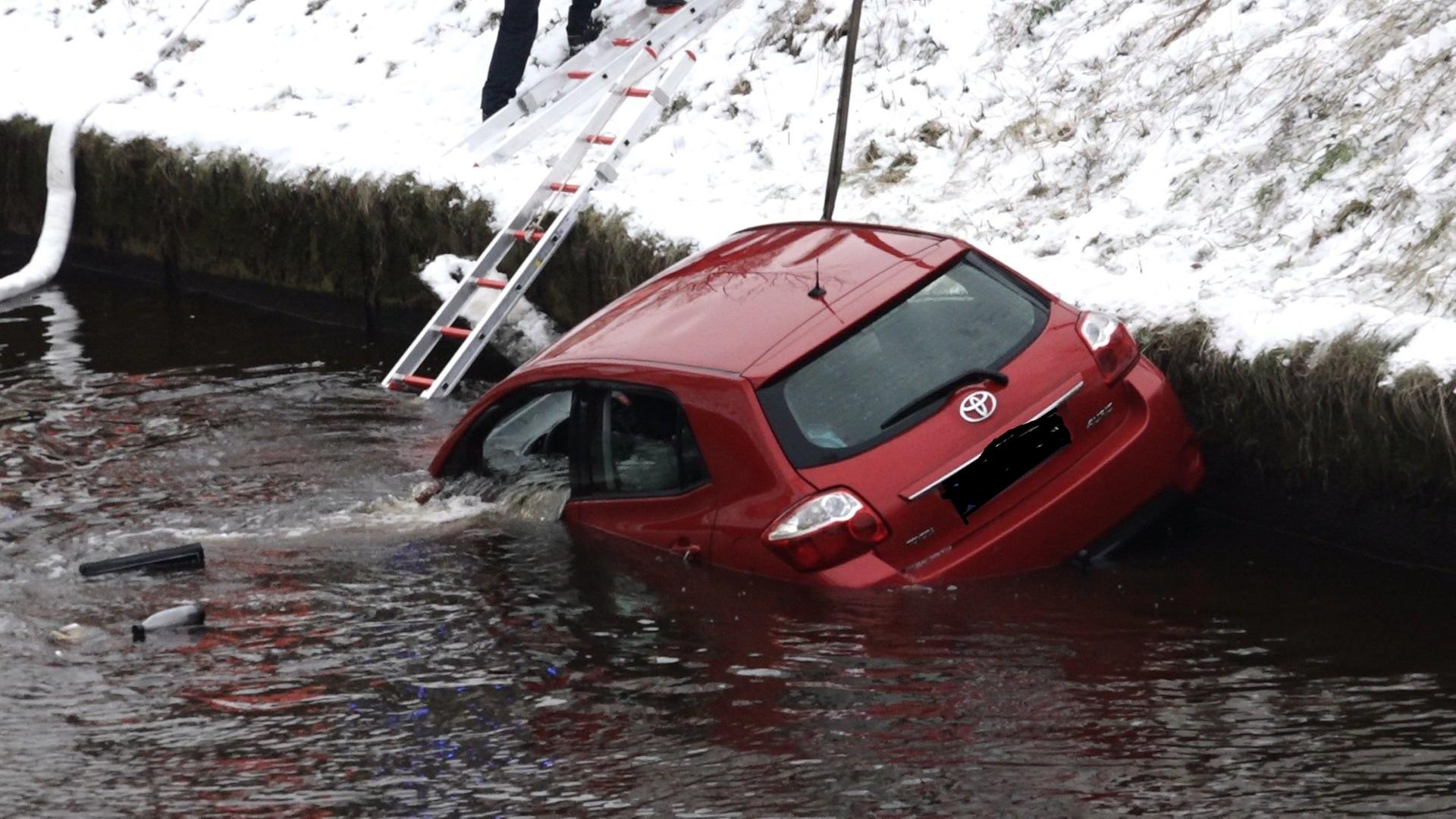 Ein Auto wurde durch einen Unfall in ein Gewässer geschleudert.  | Nord-West-Media TV