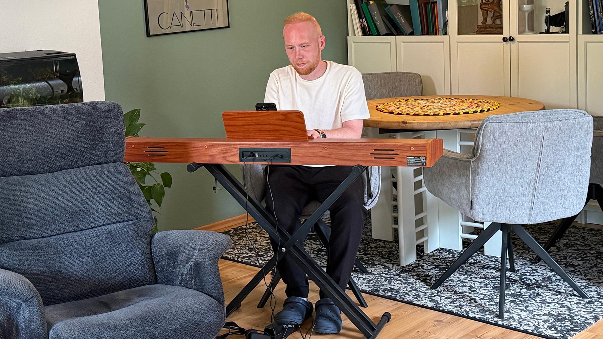 Ein Mann sitzt an einem Keyboard und spielt. | NDR, Atiena Abednia