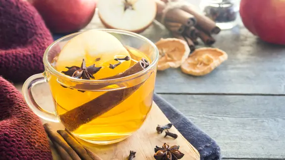 Ein Glas mit Apfelpunsch auf einem Holzbrett | Colourbox Ein Glas mit Apfelpunsch auf einem Holzbrett