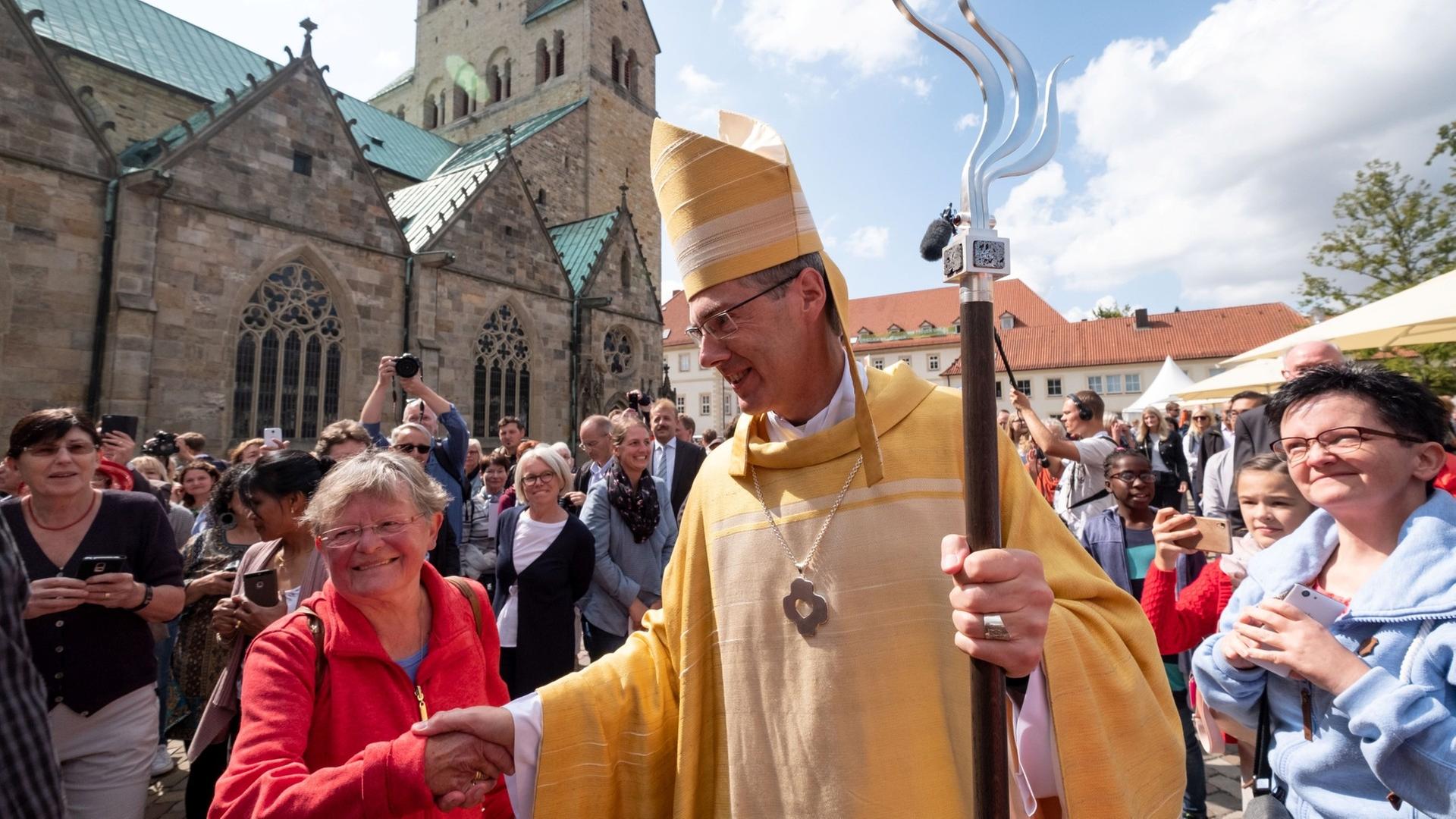 Heiner Wilmer nach seiner Amtseinführung in einer Menschenmenge in Hildesheim.  | picture alliance/dpa | Peter Steffen