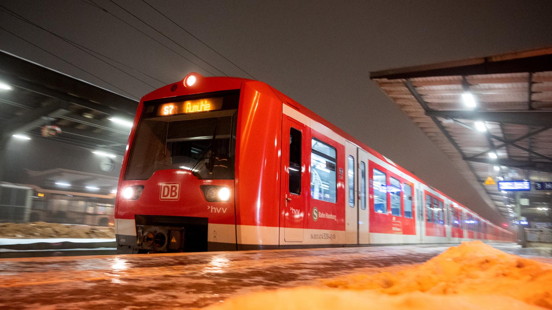 Schnee in Hamburg: Störungen bei der S-Bahn, Glätte auf den Straßen