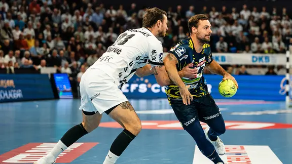 Kiels Veron Nacinovic (l.) im Zweikampf mit Rhein-Neckars Dani Baijens | picture alliance/Eibner-Pressefoto Kiels Veron Nacinovic (l.) im Zweikampf mit Rhein-Neckars Dani Baijens