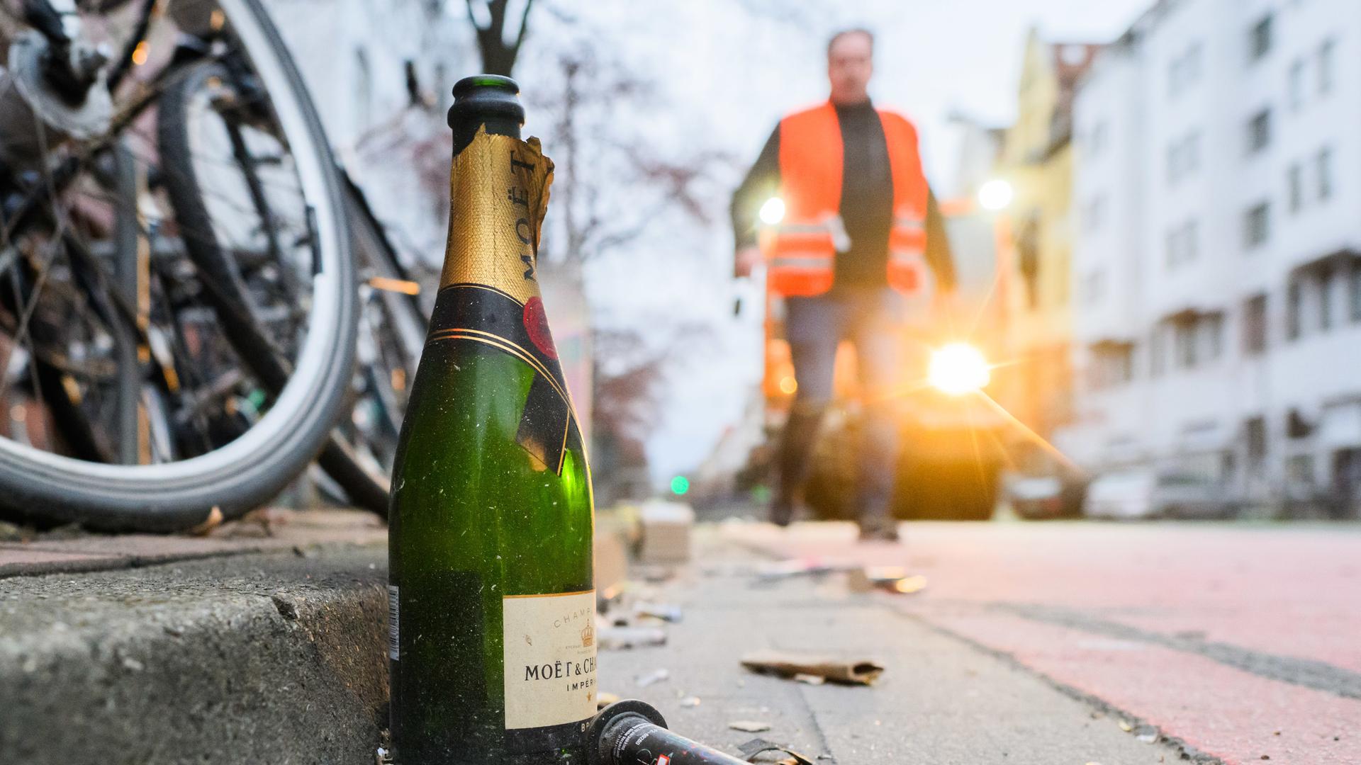 Hannover: Eine Champagnerflasche aus der Silvesternacht steht am Lister Platz. | dpa-Bildfunk, Julian Stratenschulte