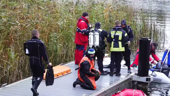 Taucher der Berufsfeuerwehr Rostock im Einsatz.