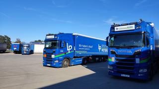 Lkw stehen auf einem Firmengelände