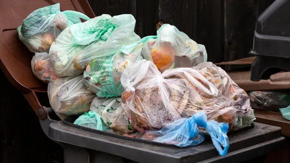 Eine überfüllte Biotonne | picture-alliance / CHROMORANGE Eine überfüllte Biotonne