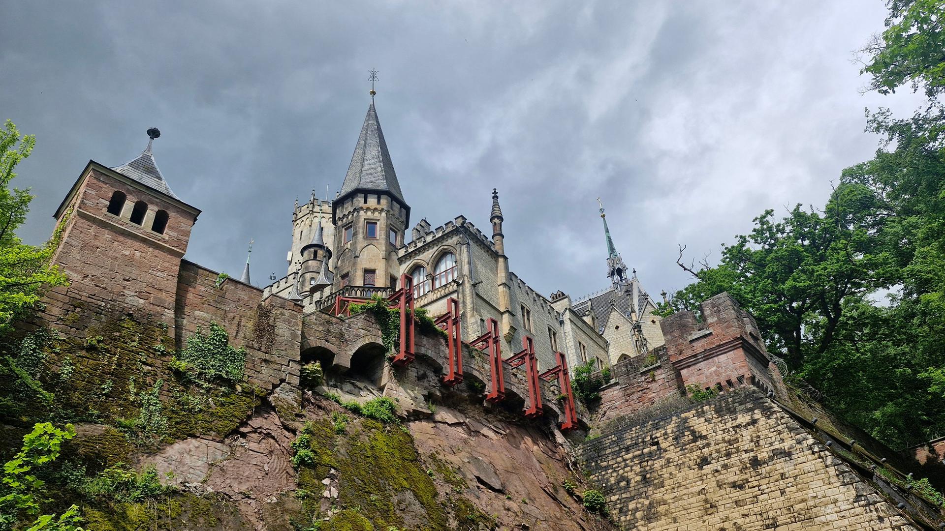 Rote Stützen sichern einen Hang und den Laubengang der Marienburg | NDR / Julia Willkomm