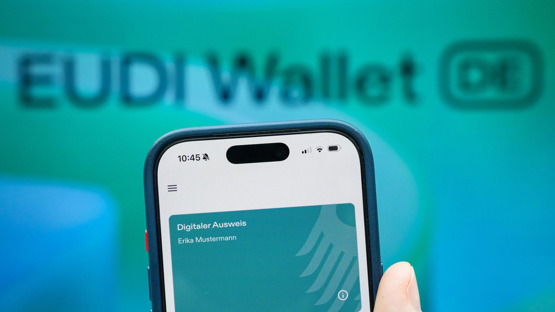 Ein Handy zeigt einen digitalen Ausweis | picture alliance/dpa | Soeren Stache