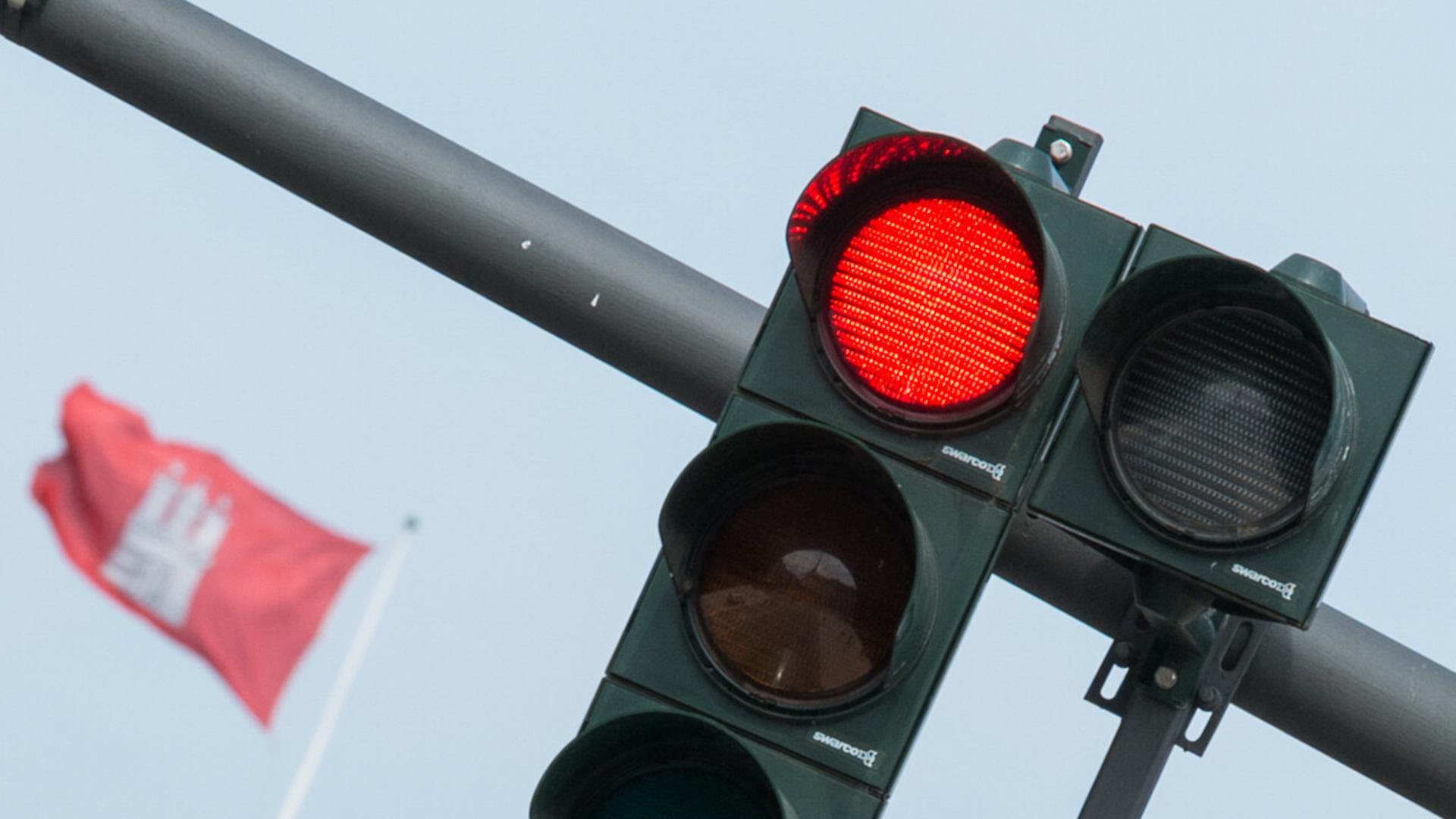 Eine rot zeigende Ampek im Hamburger Stadtgebiet | Picture Alliance/DPA