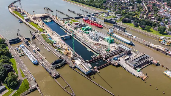Ein Luftbild einer Schleuse