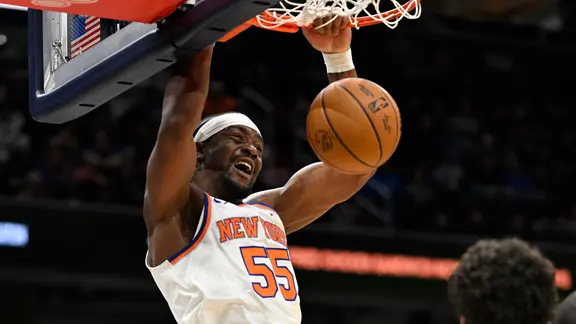  Ariel Hukporti (Nummer 55) von den New York Knicks beim Dunking