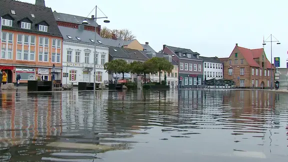 Häuser am Flensburger Hafen stehen im Wasser
