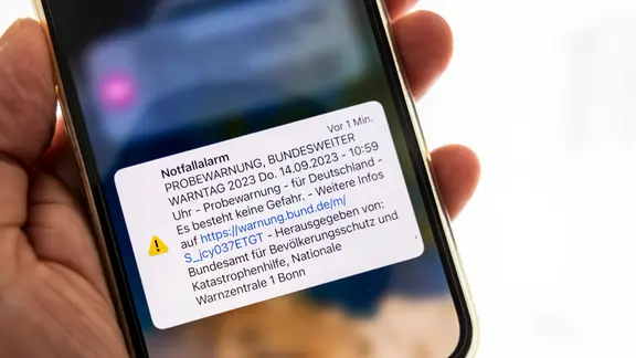 Auf einem Handy-Display ist ein Hinweis zum bundesweiten Warntag zu lesen.