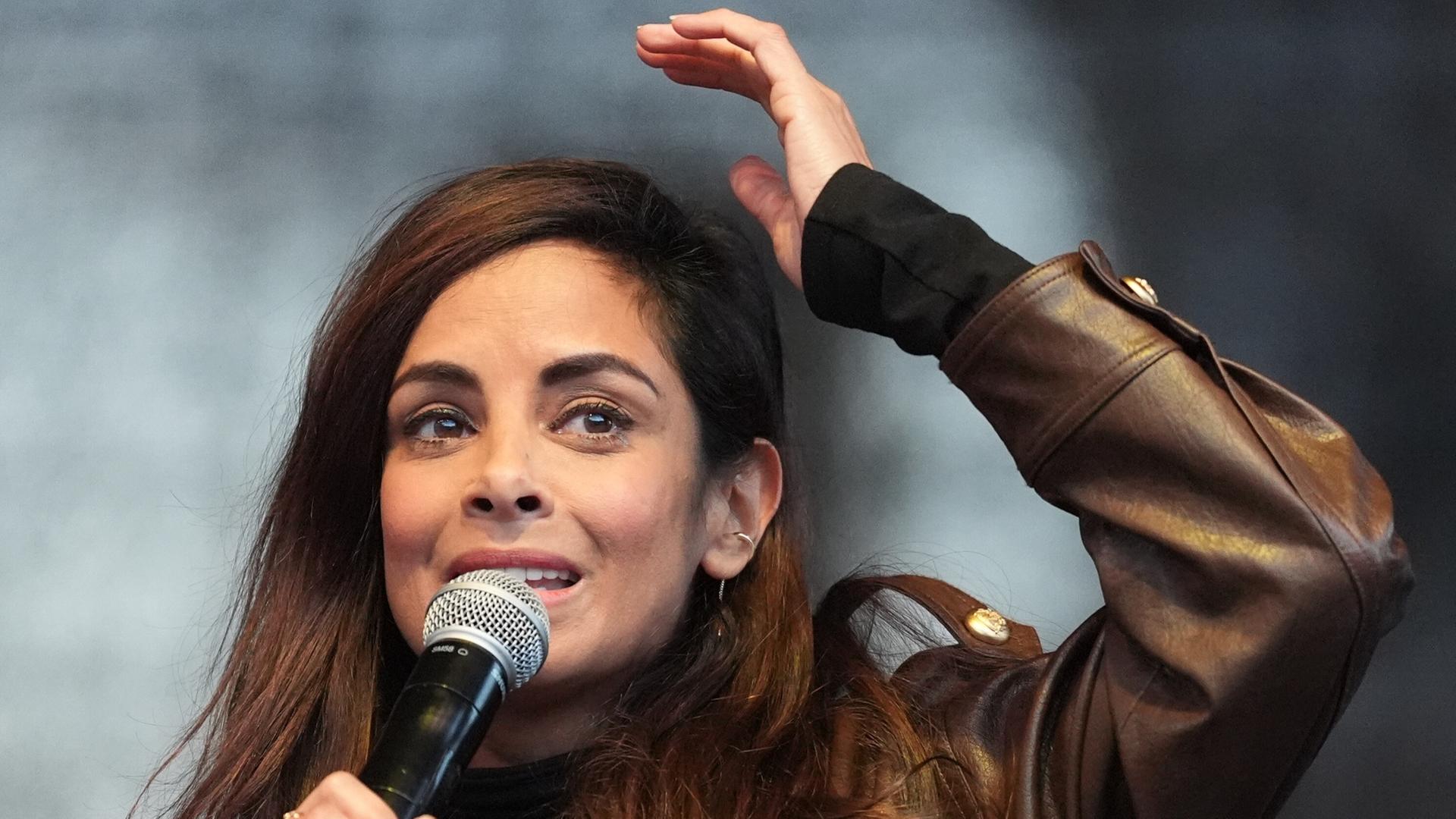 Collien Fernandes, Schauspielerin und Moderatorin, spricht auf der BÃ¼hne auf dem Rathausmarkt wÃ¤hrend der Demonstration gegen sexualisierte Gewalt gegen Frauen. | picture alliance/dpa | Marcus Brandt