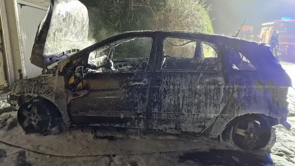 Ein völlig ausgebranntes und zerstörtes Auto in Bückeburg.