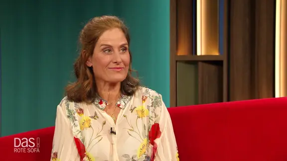 Die Gartenexpertin Alexandra Lehne auf dem Roten Sofa.